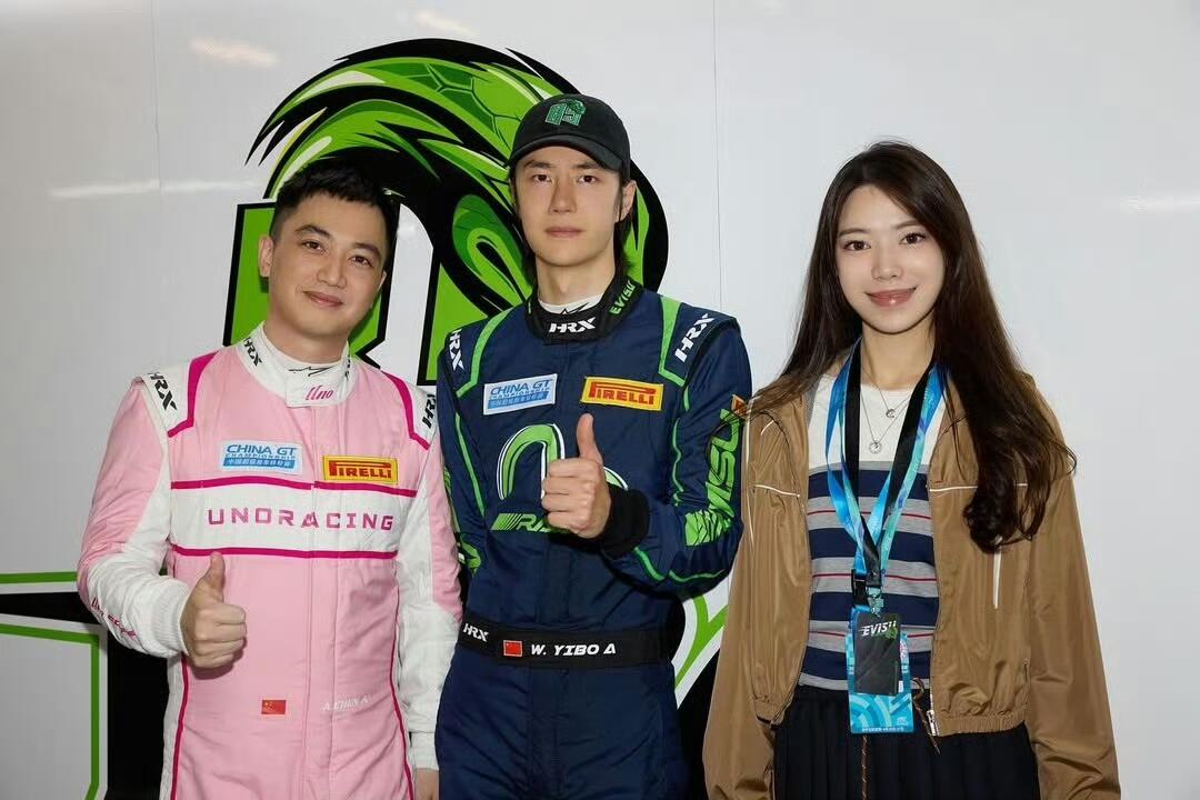 N8597N's tweet image. หวังอี้ป๋อกับเพื่อนของเขา ช่างภาพถ่ายรูปคนสูงได้ปุ๊กปิ๊กมาก