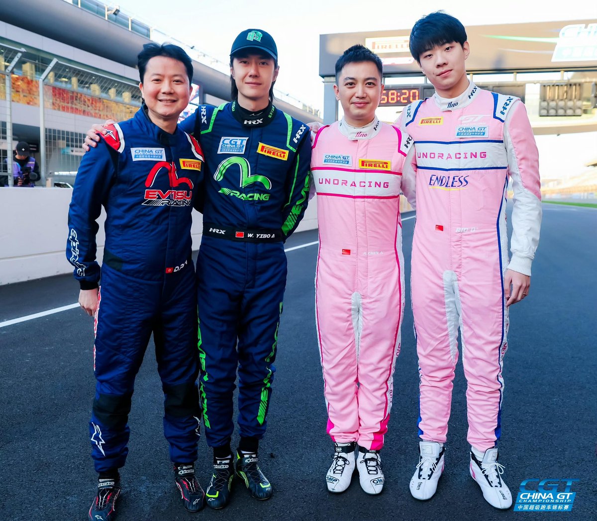 N8597N's tweet image. หวังอี้ป๋อกับเพื่อนของเขา ช่างภาพถ่ายรูปคนสูงได้ปุ๊กปิ๊กมาก