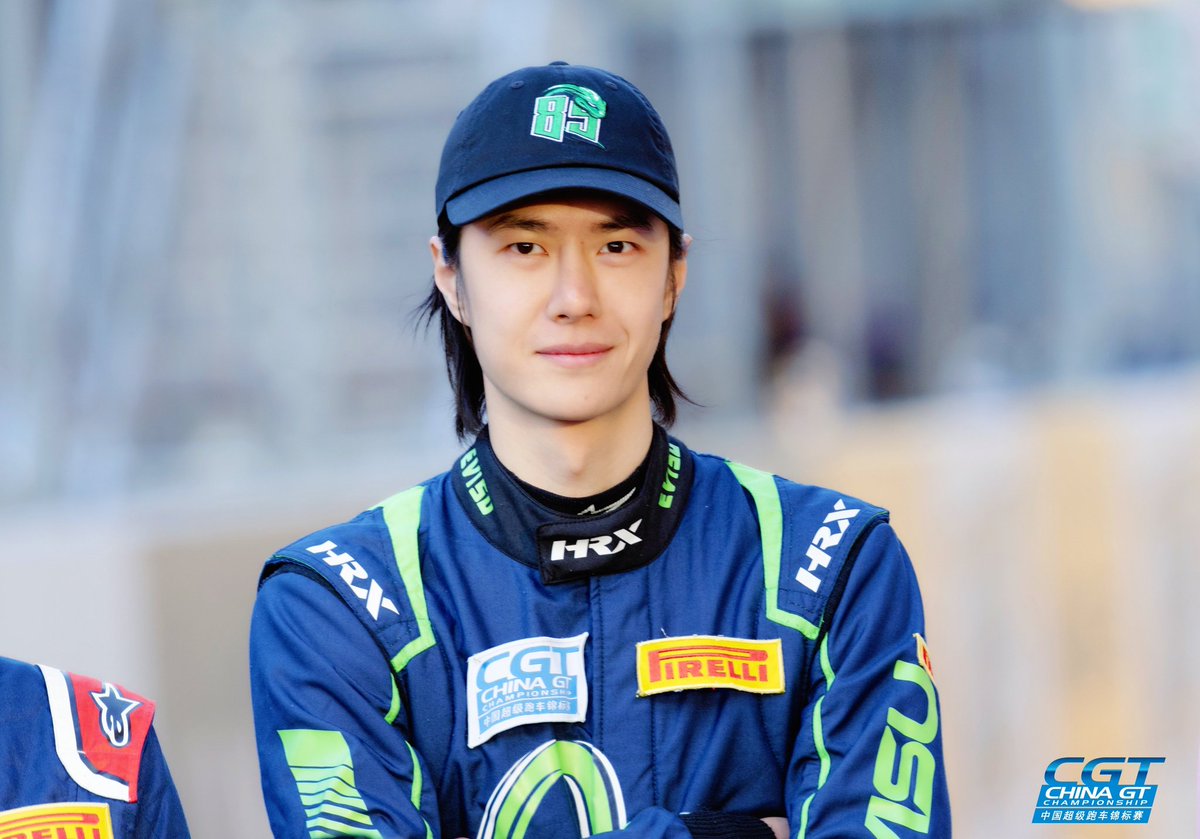 N8597N's tweet image. หวังอี้ป๋อกับเพื่อนของเขา ช่างภาพถ่ายรูปคนสูงได้ปุ๊กปิ๊กมาก