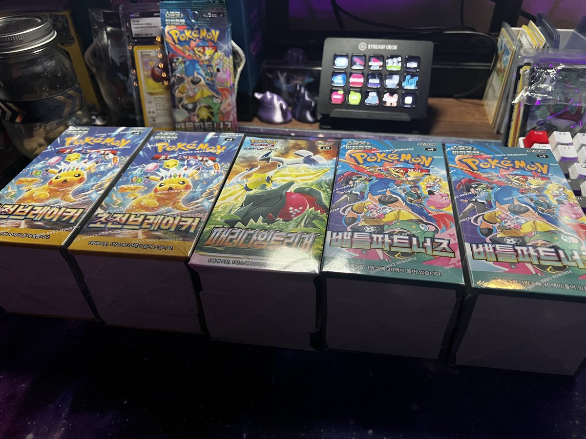 Come hang out! Ripping all of these boxes and more live on stream! 🎉 twitch.tv/mkbreeeezy