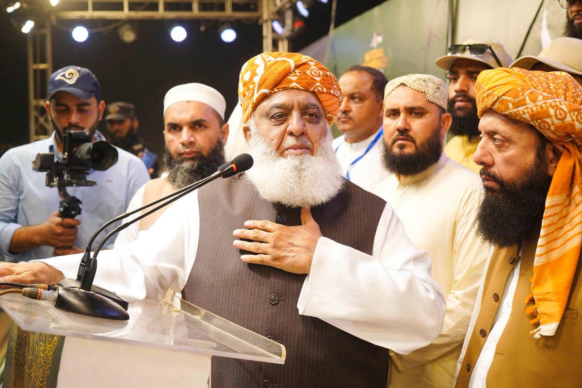 juipakofficial's tweet photo. لاہور مینار پاکستان: قائد جمعیت مولانا فضل الرحمٰن مدظلہ قومی فلسطین کانفرنس سے خطاب کرتے ہوئے 
@MoulanaOfficial
#JUIMarch4AlQuds https://t.co/lajCVOrrfp