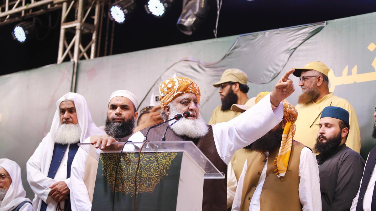 juipakofficial's tweet photo. لاہور مینار پاکستان: قائد جمعیت مولانا فضل الرحمٰن مدظلہ قومی فلسطین کانفرنس سے خطاب کرتے ہوئے 
@MoulanaOfficial
#JUIMarch4AlQuds https://t.co/lajCVOrrfp