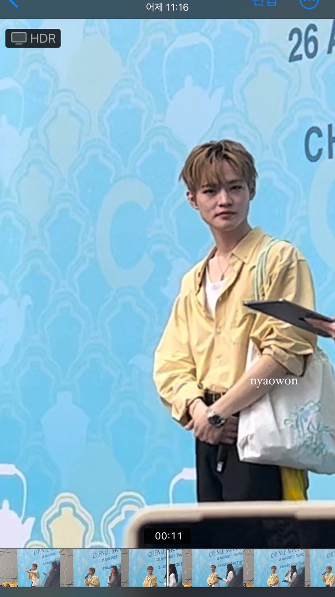 nyaowon's tweet photo. “boys at school never looked at me but chenle did” 😞😞☝🏻

microwave quality because i zoomed from my gallery, not in the camera itself bcs i was already close to him (beside the stage) 

Lucky To Meet MY CHENLE
#CHENLEinKL
#CHENLExCHAGEE https://t.co/kyfAxfLPdY