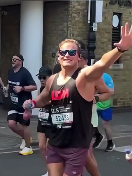 SchnepsTamara's tweet photo. #Samshine #Samsmiles
It was an awesome accomplishment for Coach Sam that was heartfelt & so very proud of him!! It sent vibrations around the globe🏃♂️🙌🏃♂️➡️
#SamHeughan🏅💪
#LondonMarathon👟
#bloodcancerUK https://t.co/hxVmC8brSU