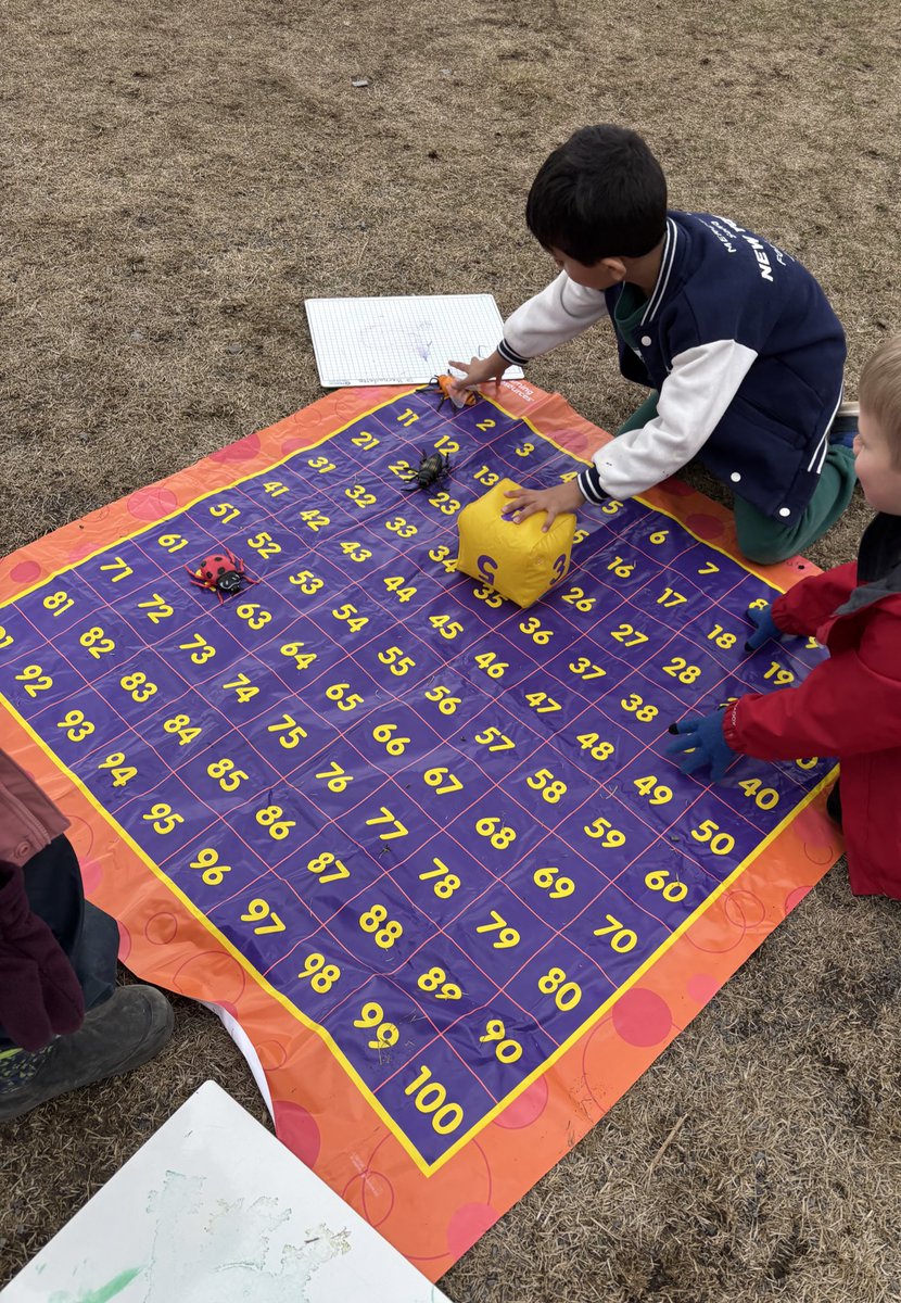 MsMelissaOCSB's tweet photo. Nature’s classroom in action with fresh air and curious minds at work! #ocsbOutdoors #ocsbKindergarten #ocsb #ocsbSTEM @BernadetteOCSB https://t.co/sXDaep0pOm