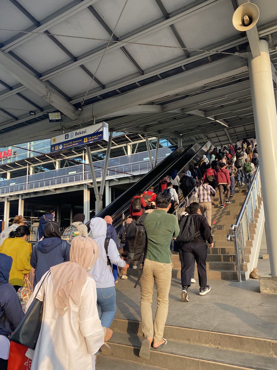 lockhead01's tweet photo. @CommuterLine eskalator bekasi arah jl perjuangan knp tiap pagi selalu mati? Giliran pas sore itu normal jln semua. Udh seminggu lebih loh kyk gini. Pas nyampe atas ternyta ada bagian yg lg dibongkar tp gada teknisi or siapapun yg benerin, kyk dibiarin gt aja. Mau diviralin lagi? https://t.co/VeTqDtXbjk