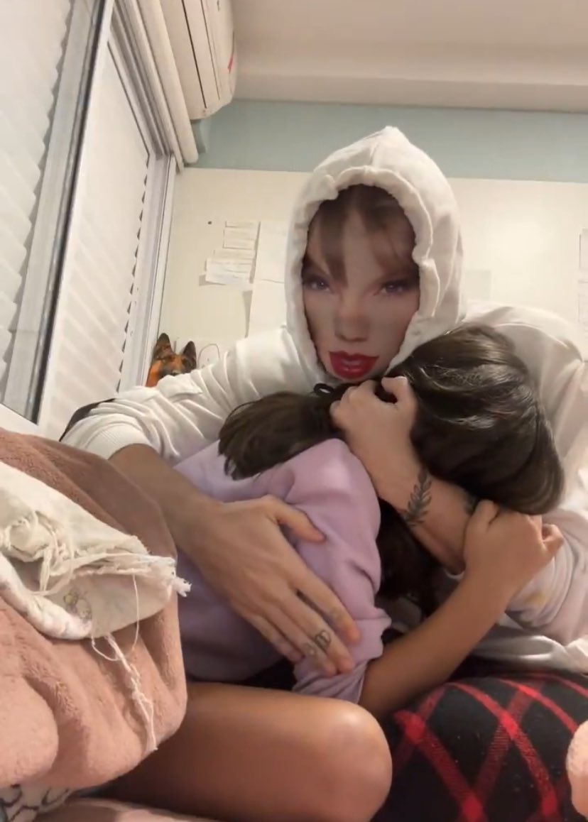 chavai01's tweet photo. @_campestre__ ami isso são seus ouvidos pedindo socorro de tanto ouvir a sem talento da taylor cuift https://t.co/CfORs4xTRN
