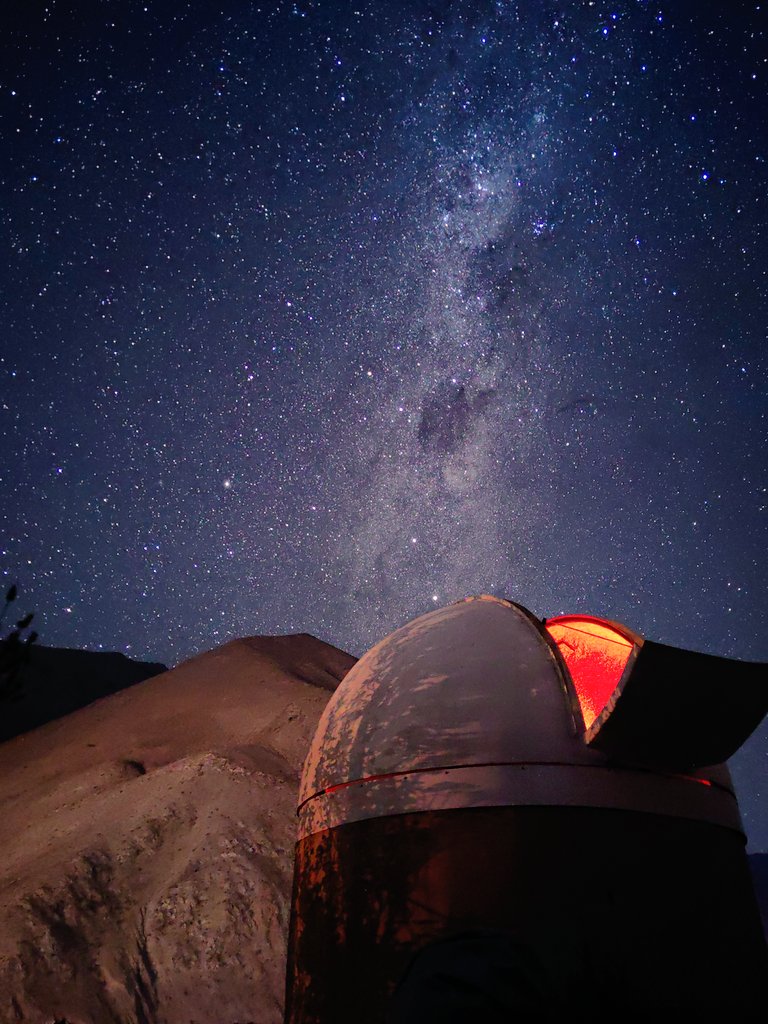 Recuerden que si visitan el #valledelelqui pasen a vernos, turismo astronómico. Observatorio Galileo en pisco Elqui! De acá siempre, bajando un poquito el cosmos. Noche sin luna y foto con el celular!
