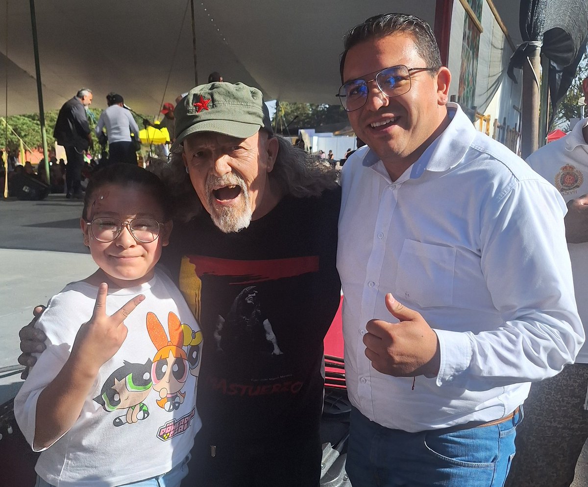 Shaula_Flores's tweet photo. ¡Solo tardó 10 años en poder tomarse esa foto! 

Gracias por tu visita a Toluca @Mastuerzo2011 https://t.co/pCCTa0ueDt