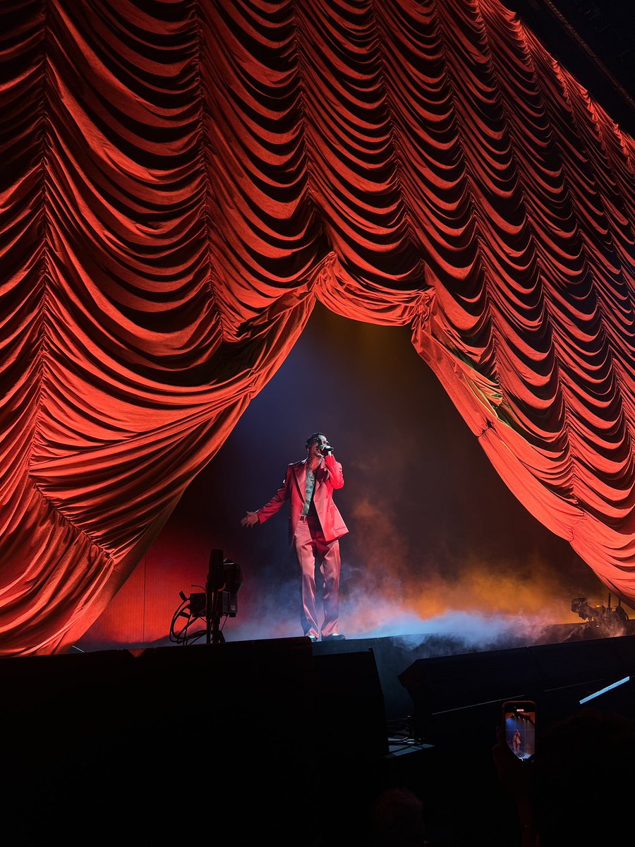 "wow que linda tu estas" -<a href="/rauwalejandro/">RAÚL</a> ❤️ #cosanuestratour best night of my lifeeeee