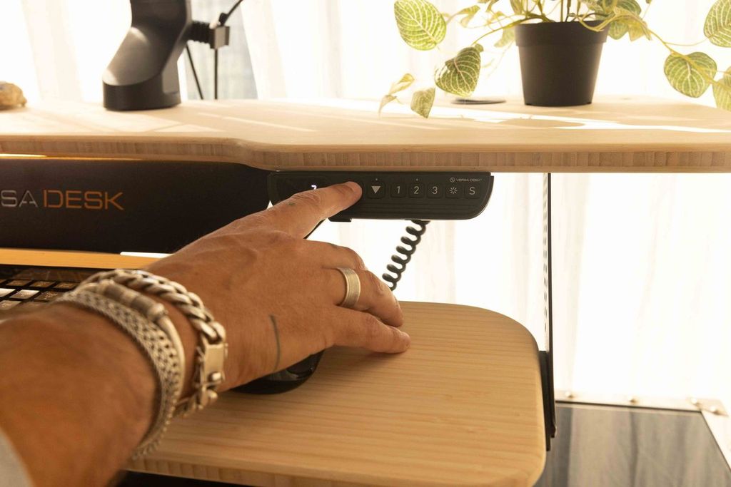 Versa_Desk's tweet image. The future of work is standing! 🚀 Switch from sitting to standing with a push. Say goodbye to back pain &amp;amp; hello to better health! 💡VersaDesk improves posture, productivity &amp;amp; your workday. Ready to upgrade? 🌿 Link in bio.
#ErgonomicWorkspaces #DeskWellness #ActiveWorkspace