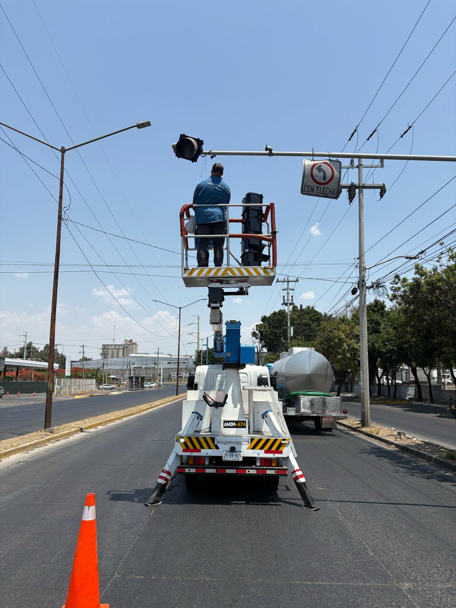 #SemáforosAMG 🚦El día de hoy se enviaron unidades a distintos puntos de la ciudad para realizar cambios de luces y alineación de látigos entre ellos la Glorieta 18 de Marzo, Rio Nilo y Chulavista donde se reubicó la base del semáforo y se cambiaron las líneas de comunicación ya