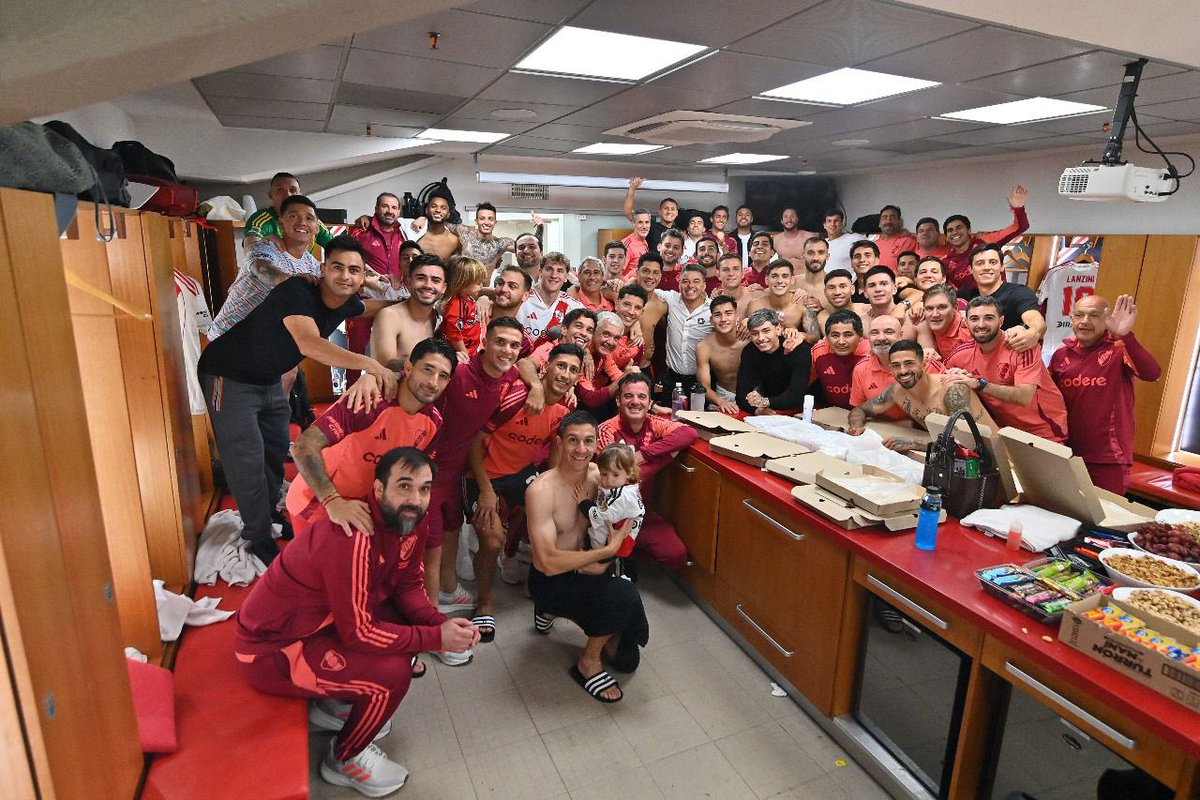 Marcos Javier Acuña (@acunamarcos17) on Twitter photo Muy contento por el esfuerzo de todo el equipo y la victoria en el Clásico con nuestra gente 🙌
Vamos <a href="/RiverPlate/">River Plate</a>! ⚪️🔴 Muy contento por el esfuerzo de todo el equipo y la victoria en el Clásico con nuestra gente 🙌
Vamos <a href="/RiverPlate/">River Plate</a>! ⚪️🔴