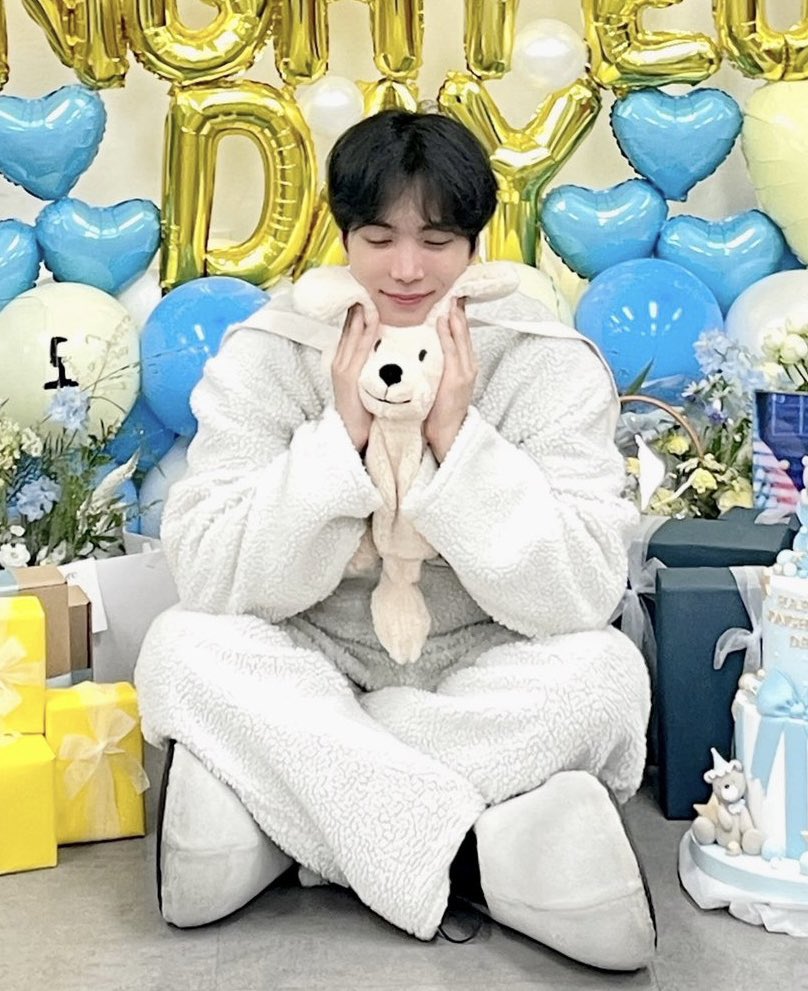 저희 오늘부로 8년됏습니다..행복하게 잘 살게요~