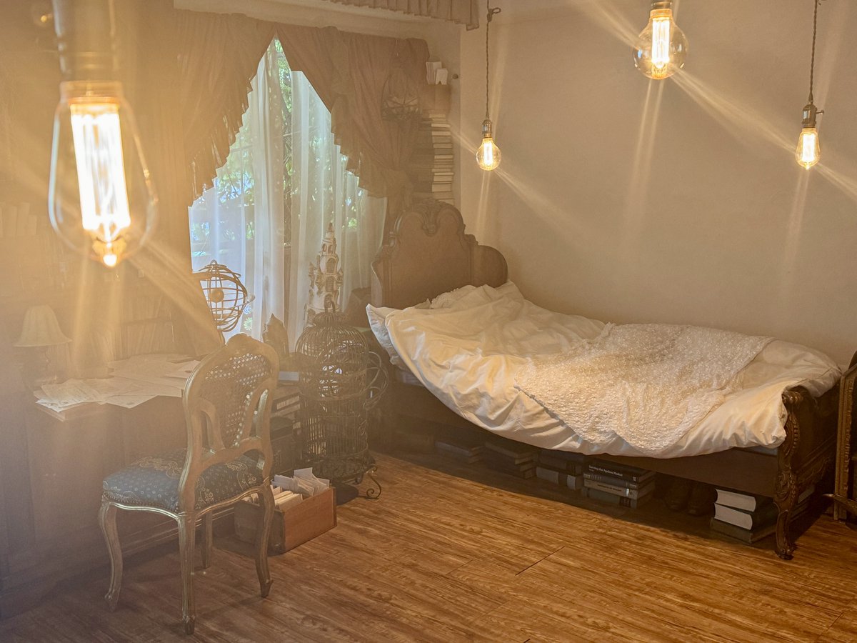 現在のスタジオキアカの様子
今日は曇り＆藤の花が終わり葉が茂っていて室内は少し薄ぐらい様子。
ぜひ室内の電気も活用してお好みの雰囲気で撮影してみてくださいね。
①自然光のみ
②天井の電球のみ
③全灯
④吊り下がった電球のみ