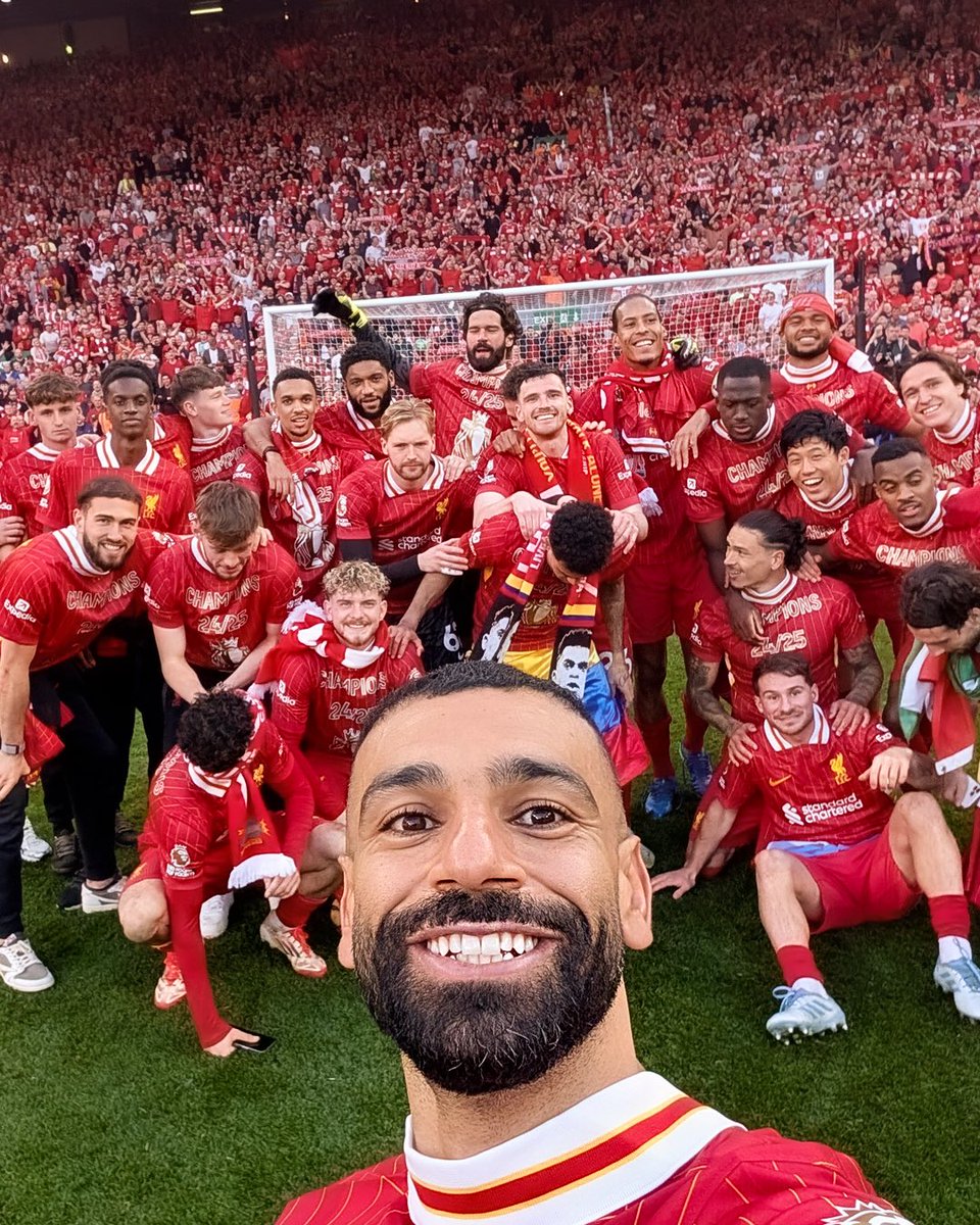 Dikabarkan jika para fans Liverpool tidak turun ke lapangan karna adanya himbauan untuk menghormati para fans disabilitas yang ada di baris terdepan agar bisa menikmati momen Juara bersama. 

Ikut bangga jadi Fans Liverpool. ❤