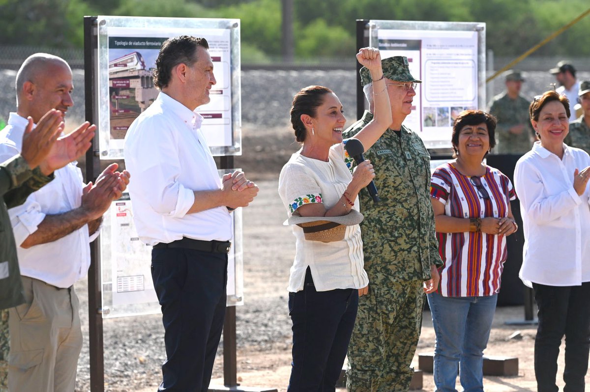 GobiernoMX's tweet photo. En Pedro Escobedo, la presidenta @Claudiashein encabeza el inicio de la construcción del tren de pasajeros Ciudad de México-Querétaro, que reducirá el tiempo de traslado a dos horas a través de 226 kilómetros de doble vía.

“Para nosotros es muy importante esta obra; era un anhelo desde hace muchísimos años.”

📷 | https://t.co/XlvpUTC7xW