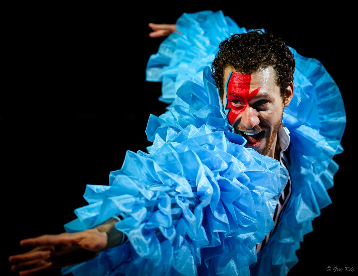 The legendary Jason Brown channeling Ziggy Stardust during the 2025 Stars on Ice Canada Tour ⚡️ (📷 <a href="/gregkolz/">Greg Kolz</a>) #SOI25 #RockStarsOnIce #Ottawa #Canada