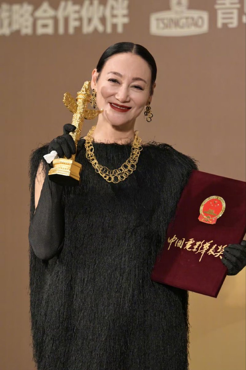 惠英红说我们中国人是硬骨头！！！
#华表奖 #惠英红