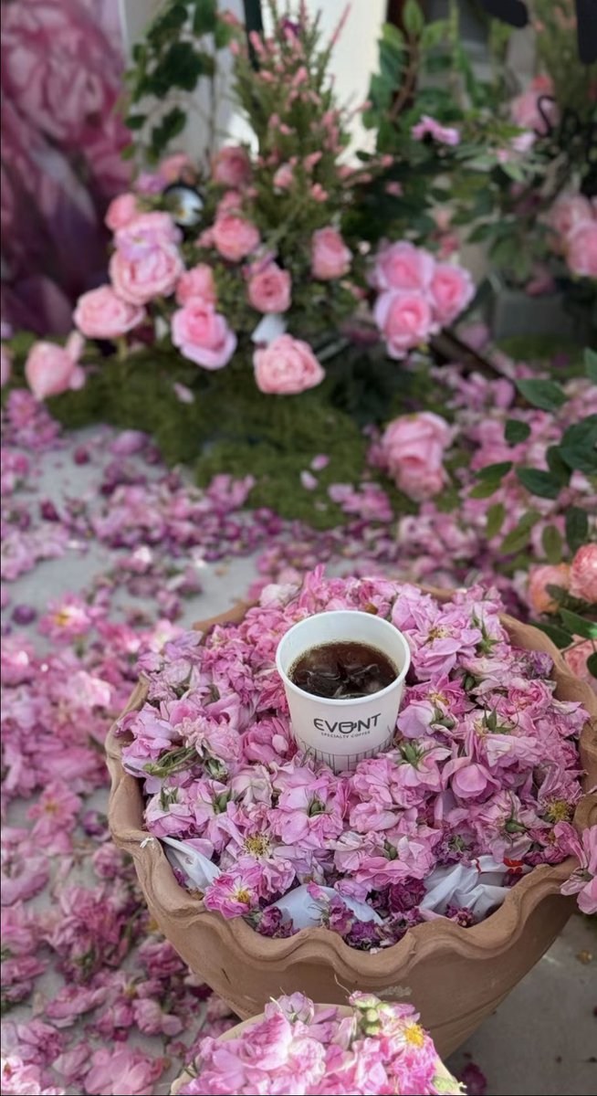 00__r's tweet photo. @i3bodM الورد 🌸🌸 https://t.co/YXjFJYEH8e