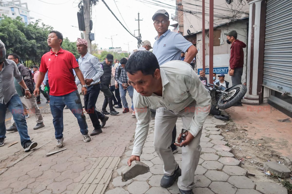 शिक्षक आन्दाेलन शुरूमा गम्भीर हुनुकाे सट्टा मनाेरञ्जनमस्ती भयाे,सत्ताधीश ओलीले आन्दाेललाई  गम्भीर रूपले लिनुकाे सट्टा गिज्याए।फलतः आन्दाेलन लम्बिंदा धैर्यकाे बाँध टुटेर ठाेकाठाेक शूरू भयाे।अब जायज मागजति तत्काल पूरा गरि थप ठाेकाठाेक हुन नदिने सिङ्गै दायित्त्व सत्ताधीश ओलीकाे।