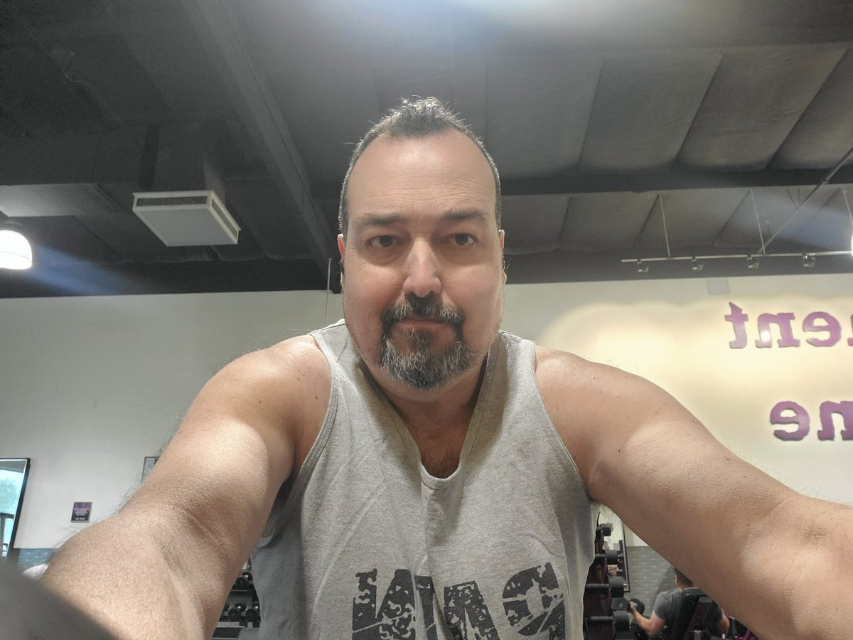 RowdyJeff's tweet photo. Bangin' and Clangin'

#weighttrain #amputeeswholift #getitinwhereyoucanfititin https://t.co/NnY2R8eCrh
