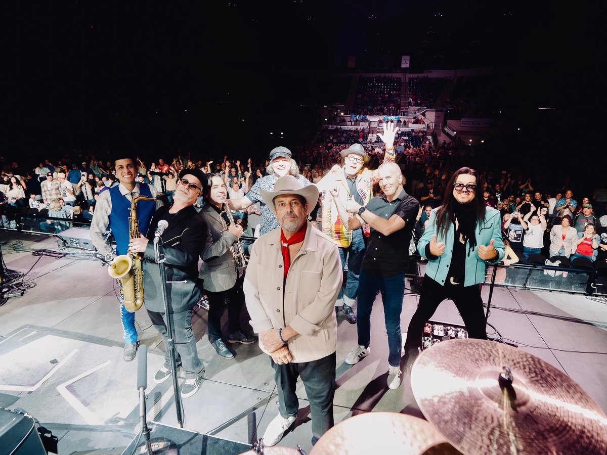 Raul Malo (@raulmalo01) on Twitter photo Pikeville! 🌳 Thanks for a super Saturday finish to our weekend run at <a href="/Appwirearena/">Appalachian Wireless Arena</a> 📱 See you all next time!
📸 <a href="/habanamenex/">Alejandro Menendez Vega</a> #TheMavericks #DwightYoakam #thecosmicroundupandrodeotour Pikeville! 🌳 Thanks for a super Saturday finish to our weekend run at <a href="/Appwirearena/">Appalachian Wireless Arena</a> 📱 See you all next time!
📸 <a href="/habanamenex/">Alejandro Menendez Vega</a> #TheMavericks #DwightYoakam #thecosmicroundupandrodeotour