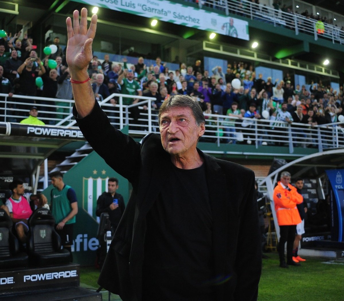 Ceci n'est pas une blague.

Germán García Grova annonce que, suite au départ d'Ariel Broggi, Banfield pourrait nommer Julio Cesar Falcioni au poste d'entraîneur.

Une sixième fois en 22 ans, on est pas loin d'un record là, non ?