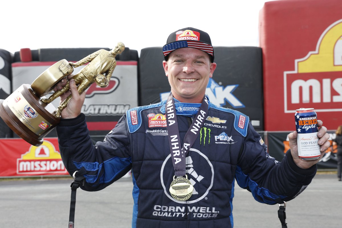 zMAXDragway's tweet image. An @AmericanRebel99 celebration!π»π»
@NHRA | #4WideNats