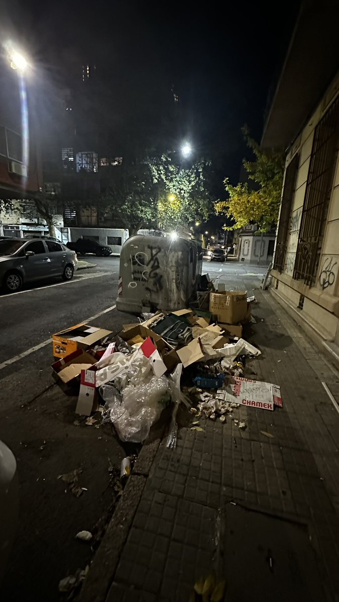 pipe_cabrera11's tweet photo. Un día normal estacionando en Montevideo. @montevideoIM Esquina de Miguel del Corro y Ana Monterroso. https://t.co/cotL9zWgvT