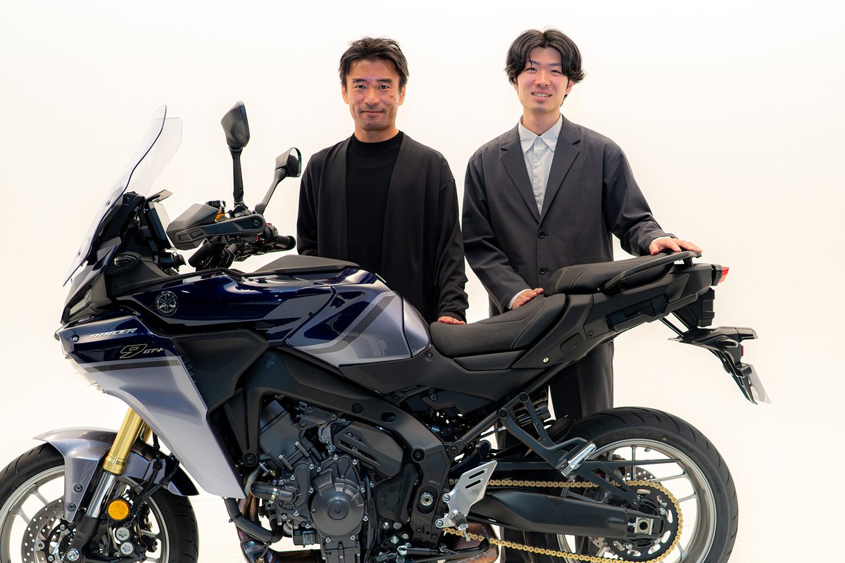 GK_Dynamics's tweet photo. 2025年モデル TRACERのデザインインタビュー記事出ました！「MIND TRACKING PARTNER」をデザインコンセプトに掲げ、より頼もしく、より上質にアップデートされた「TRACER9 GT」「TRACER9 GT+ Y-AMT」のデザインについて弊社木下が説明しております。ぜひご覧ください！
https://t.co/4levcNQWyI https://t.co/CKCRhU7n34