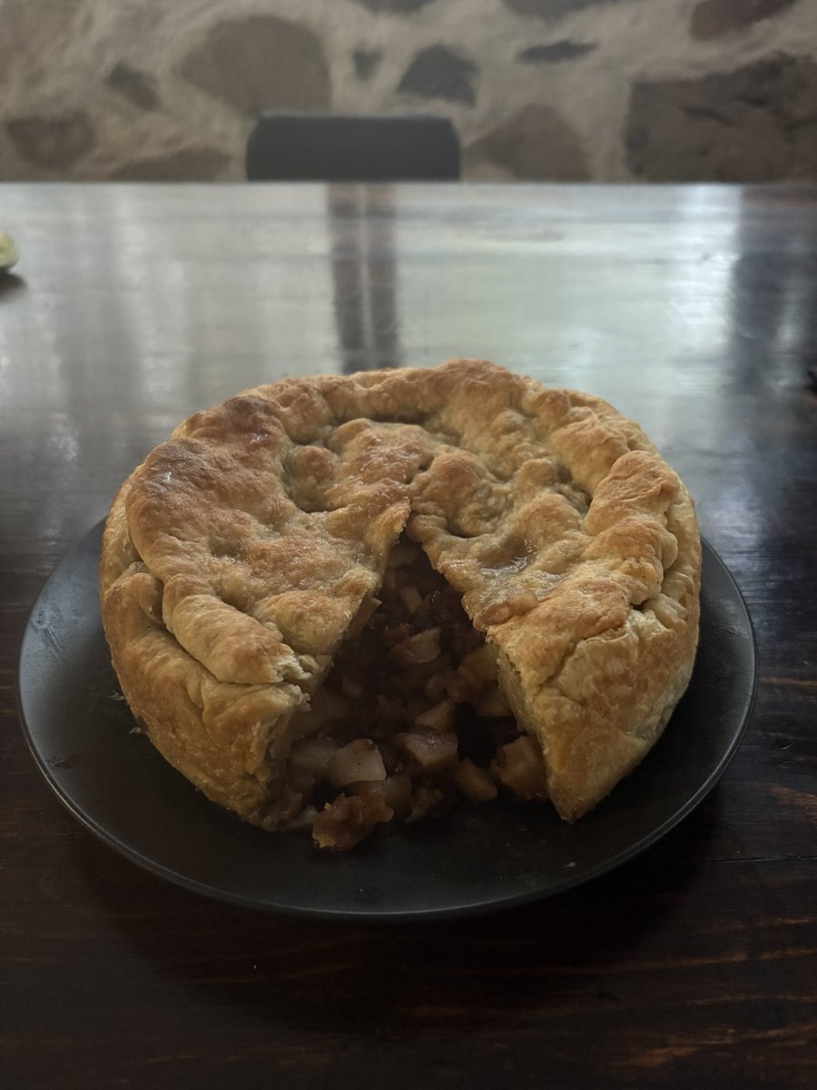 Val_C3's tweet photo. Hice pie de manzana rústico 🙃 y dice Luna que quedó bueno 😌 por si estaban con el pendiente 🤓 https://t.co/ua9TXufKCD