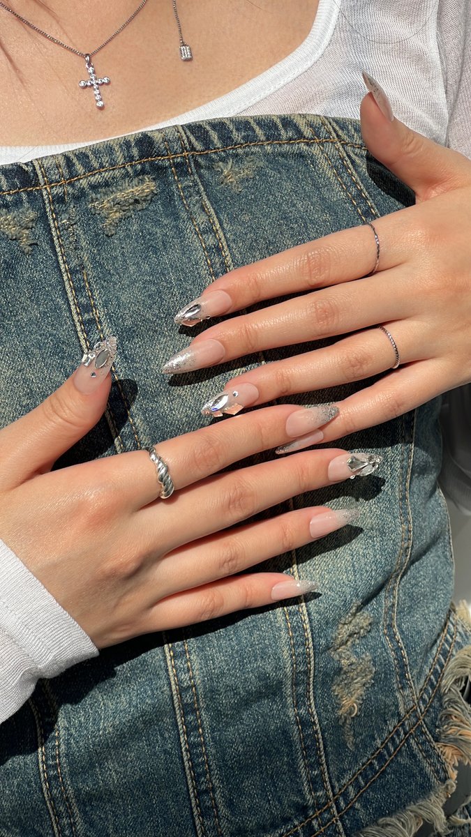 정말..
실물이 더 미치도록 예쁘다는 소식 (ง ᵕᴗᵕ)ว

▶글램디자인 스플래쉬(라운드 스틸레토)
bit.ly/4349aSP