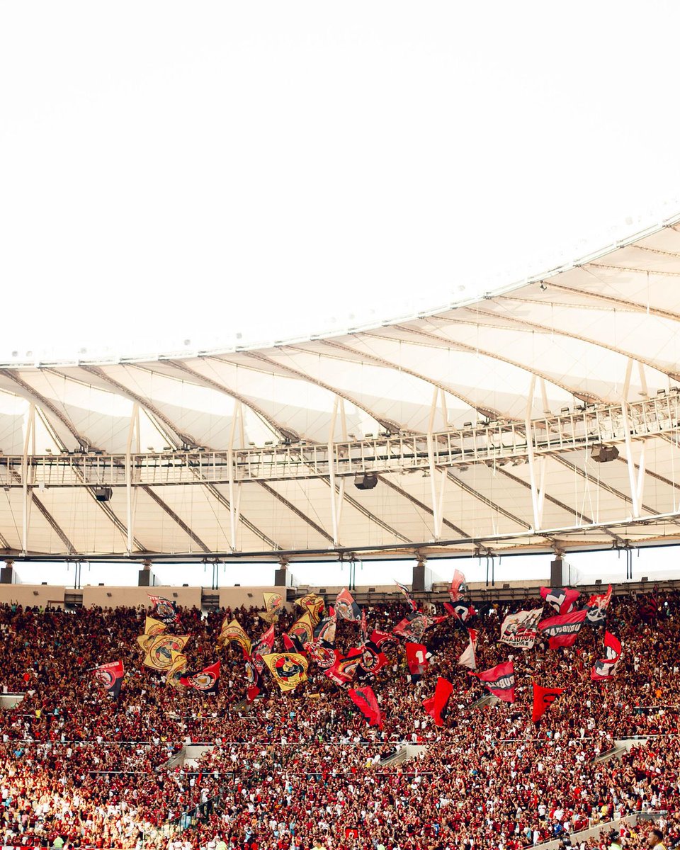 Motivo de muito orgulho poder alcançar essa marca de 300 partidas com a camisa do Flamengo. 
Sou muito grato ao clube a torcida pelo apoio desde a minha chegada. Que venham mais jogos e conquistas para celebrarmos juntos! 
Uma vez Flamengo sempre Flamengo 🖤❤️