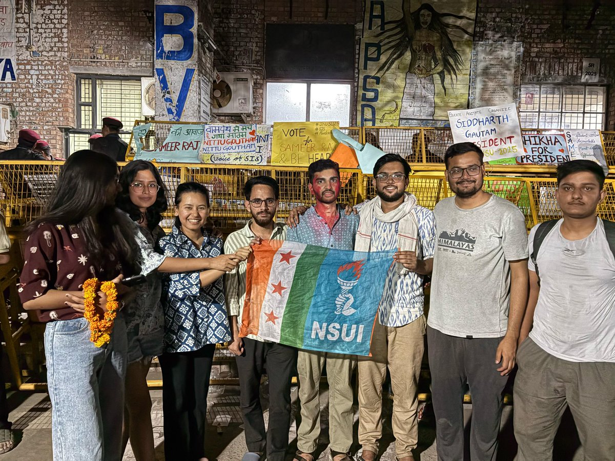 JNU_Ganpat's tweet photo. JNUSU चुनाव 2024-25 में #NSUI की और से SLL&CS से @_nikhil_lodhi_ , SIS से @PSurana_ और SES से Sandeep Kumar को #Councillor की पोस्ट पर शानदार जीत के लिए हार्दिक बधाई साथ ही काफ़ी क़रीबी मतों से पीछे रहे हमारे साथी @ChhailSinghJNU , Axit, @Vikash_bish_JNU और @Poonia_ji_ आपको भी बधाई की आप लोगों ने काफ़ी मज़बूती के साथ इस चुनाव को लड़ा और इस लेफ़्ट और राइट की बाइनरी में अपने ख़ुद को इतने मज़बूत दावेदार के तौर पर पेश किया इसके लिए आपको एक बार पुनः बधाई, यह परिणाम आपकी अथक मेहनत और सक्रियता को दर्शाता है।
मैं आप के द्वारा #JNU के लिए किए गए कार्यों की गहराई से सराहना करता हूँ, आप लोगों की कड़ी मेहनत और छात्र हित के प्रति समर्पण आपको सच्चा और मेहनती छात्रनेता बनाता है।
एक Student Activities के रूप में, मुझे विश्वास है कि यह संघर्ष JNU वह #JNUNSUI के लिए एक उज्जवल भविष्य को मार्ग प्रशस्त करेगा, जहाँ हमारे विचारों का विकास होगा और बदलाव जड़ें जमाएगा। #JNU के मेरे साथियों को उनके #वोट और #विश्वास के लिए #धन्यवाद।
हमारे जीते हुए साथी इसी जुनून के साथ आप सब के लिए काम करते रहेंगे और जो साथी मामूली अंतर से जीत से पीछे रह गए हैं वे इस बार दोगुनी मेहनत के साथ आप सब के बीच रहेंगे और आपकी आवाज़ बनकर #JNU में इस फ़ासीवादी प्रशासन और लेफ़्ट के इस निकम्मे यूनियन के खिलाफ़ छात्रहित के लिए लड़ते रहेंगे! 
Central panel के लिए हमारे प्रत्याशी @pradeep_jnu_ ji, @JNUsaloni और Arun Pratap को भी बधाई की आपने भी यह चुनाव पूरी ईमानदारी और मेहनत के साथ लड़ा परिणाम चाहें जो भी रहे हो हमारी मेहनत इस कैंपस और कैंपस के छात्रों के लिए जारी रहेगी।✊ 
और साथ ही  #जेएनयू NSUI की पूरी टीम को भी बधाई। 
#NSUI #JNUSU #jnusuelection