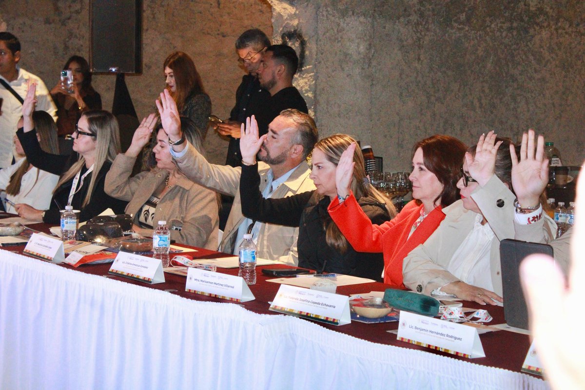 SeTurCoah's tweet photo. La secretaria @CristinaAmezcua asistió a la Conferencia Nacional de la Secretaría de Turismo y Funcionarios Turísticos, donde se presentó el Programa Sectorial de Turismo; evento encabezado por la titular de @SECTUR_mx, Josefina Rodríguez.

#CoahuilaPaDelante #APasosDeGigante https://t.co/4LRjMiHqHu