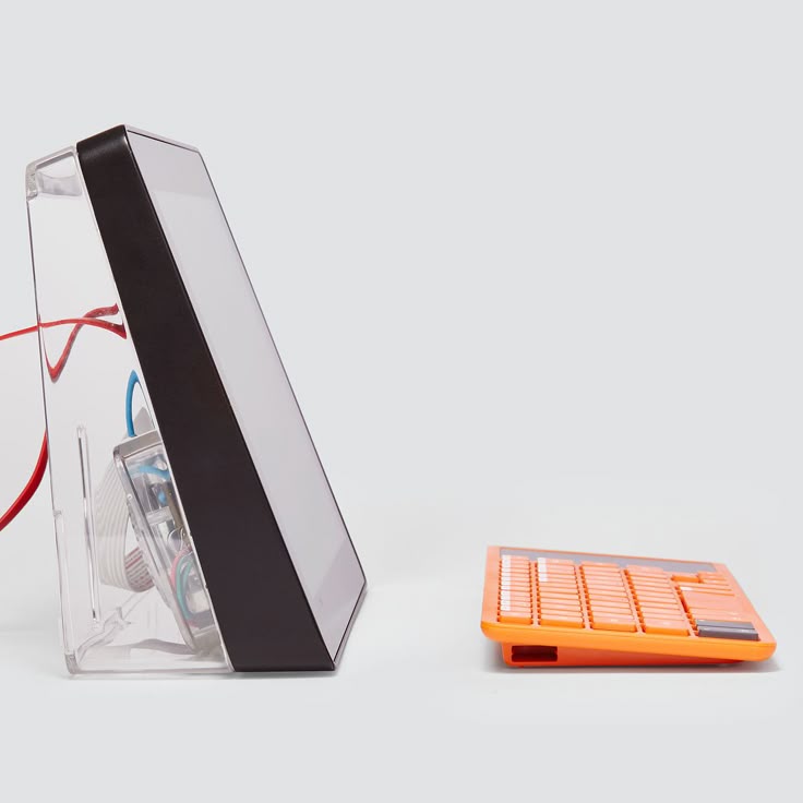 sbr_m's tweet image. #今日のいいデザイン
Kano（カノー）は、イギリス・ロンドン発の教育テクノロジー企業で、子どもたちが自分でコンピュータを組み立て、プログラミングを学べるキットを開発・提供しています。2013年に設立された当初からデバイスデザイン良すぎて最高なんですよ。…