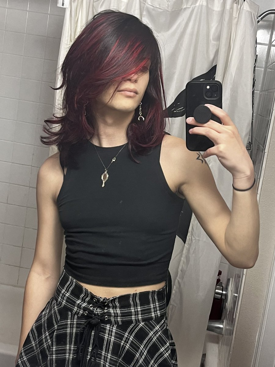 swagmoding's tweet photo. pro-tip: dye your hair a cool color and you’ll be so fixed on how badass you are that you feel more motivated to do cool crazy shit like get groceries or fold your laundry https://t.co/2RBbEB0wrq