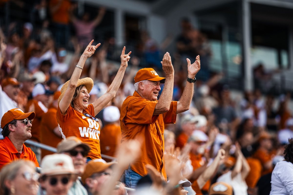 TexasBaseball's tweet photo. love y'all, Longhorn Nation 🤘

#HookEm | @TexasLonghorns https://t.co/7WtHJfhcWS
