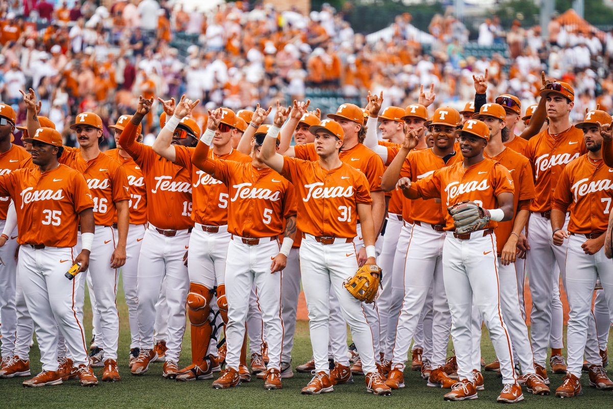 TexasBaseball's tweet photo. love y'all, Longhorn Nation 🤘

#HookEm | @TexasLonghorns https://t.co/7WtHJfhcWS