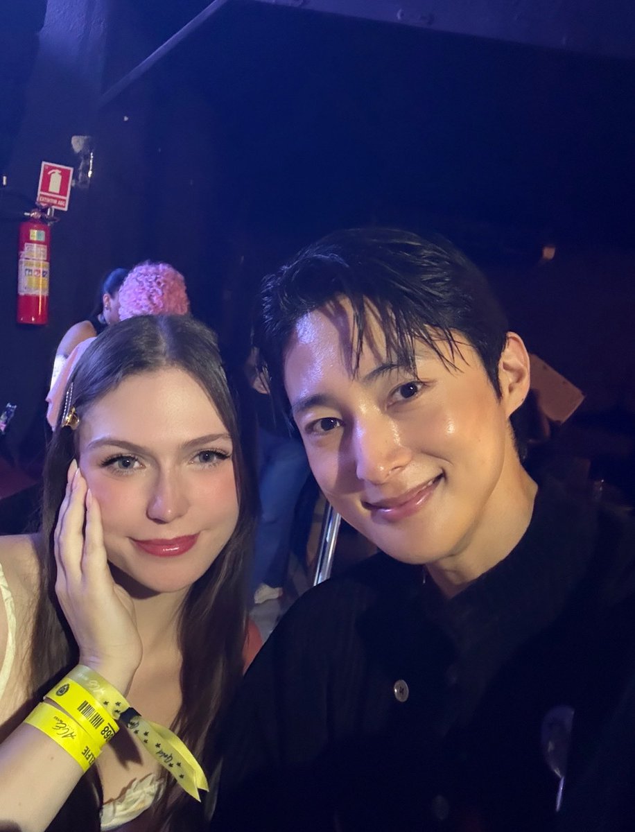 DearBaron's tweet image. Omg the lighting was so bad, I look like a hot mess but I’m so happy to have a new precious memory with our prince 💕