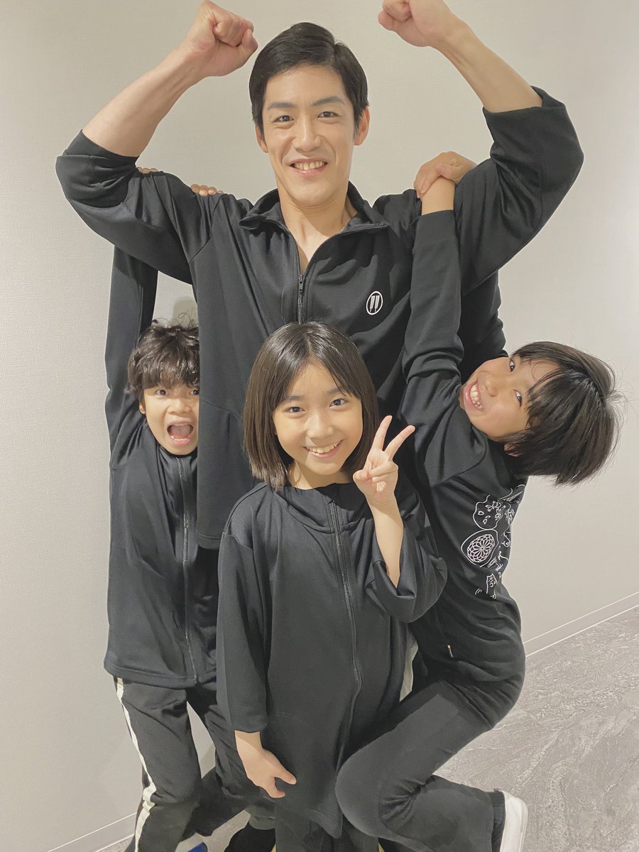 hiromasaito2's tweet image. #ミュージカル昭和元禄落語心中 
大千穐楽前日に
大千穐楽を迎えた子役の3人☺️
#瀧上颯太 くん
#齋藤匠 くん
#光りな ちゃん
稽古場からずっと見て来た子役達の成長ぶり☺️
最後のみんなの堂々とした演技、歌は
本当に素晴らしく感動しました✨
本当にお疲れ様でした✨
#大千穐楽 #思い出
