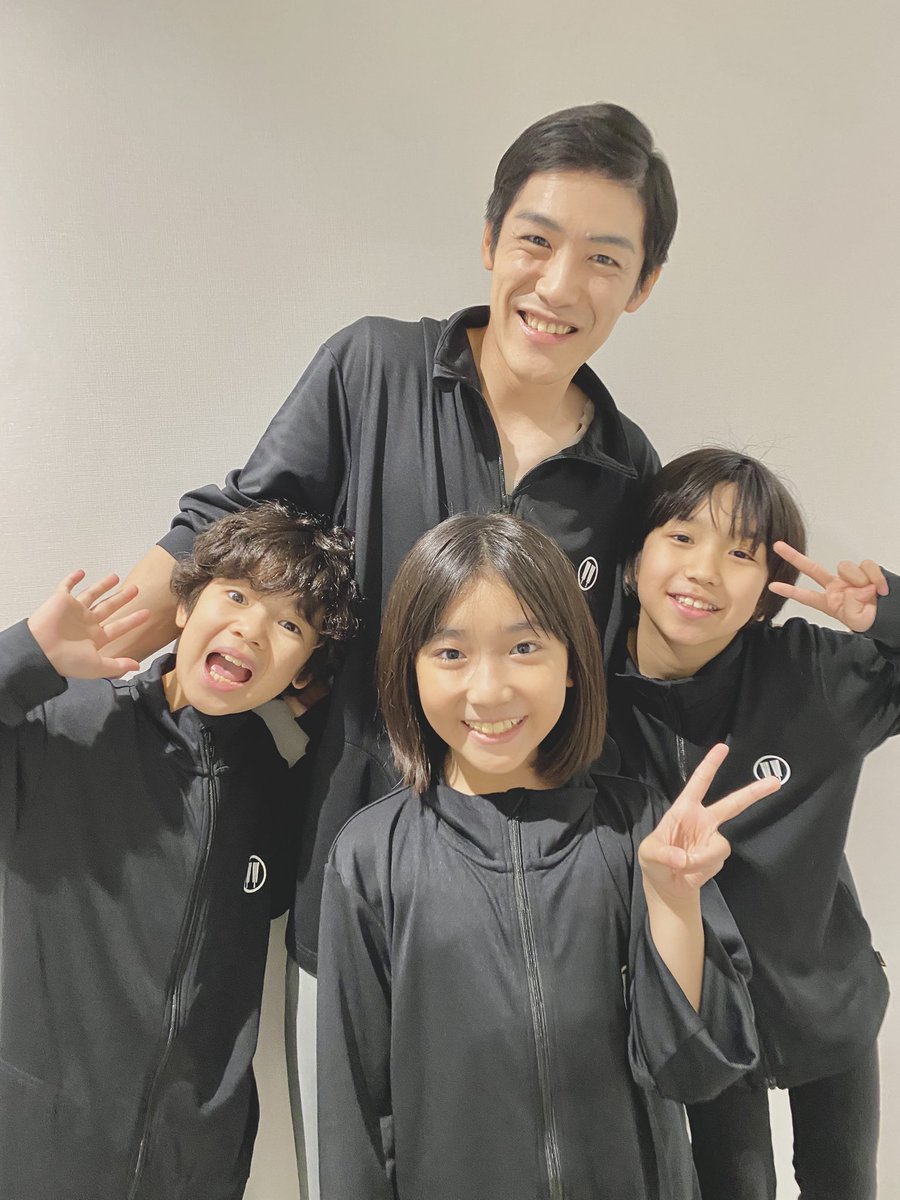 hiromasaito2's tweet image. #ミュージカル昭和元禄落語心中 
大千穐楽前日に
大千穐楽を迎えた子役の3人☺️
#瀧上颯太 くん
#齋藤匠 くん
#光りな ちゃん
稽古場からずっと見て来た子役達の成長ぶり☺️
最後のみんなの堂々とした演技、歌は
本当に素晴らしく感動しました✨
本当にお疲れ様でした✨
#大千穐楽 #思い出