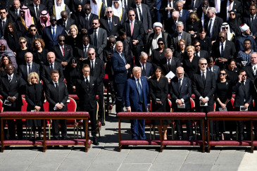 VirusWar🕊️ (@viruswar) on Twitter photo Le couple Macron est arrivé en retard aux funérailles du pape.
Bien entendu, nos médias subventionnés n'en ont pas parlé Le couple Macron est arrivé en retard aux funérailles du pape.
Bien entendu, nos médias subventionnés n'en ont pas parlé