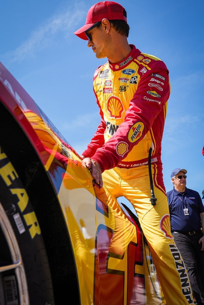 NSpinali_'s tweet photo. ❌DESCALIFICACIONES❌

👉Ryan #Preece (Tres calzas en lugar de dos en el alerón).
👉Joey #Logano (Le faltaba un tornillo al alerón).

✅El ganador, Austin #Cindric, pasó la verificación. https://t.co/zhcyYcXqcd