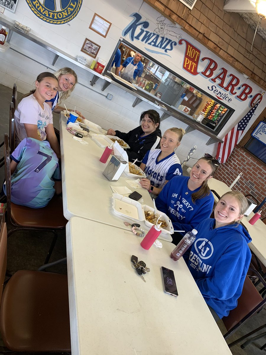 24_ryater's tweet photo. Had a great time helping with the annual SIBSA parade kick off to our local summer league. So happy we were able to give back and help the next generation of athletes!!! #softball #getinthemlegs @KY_BombersL @cjwright1w @KansasCraig2026 https://t.co/c6H60lNg6R