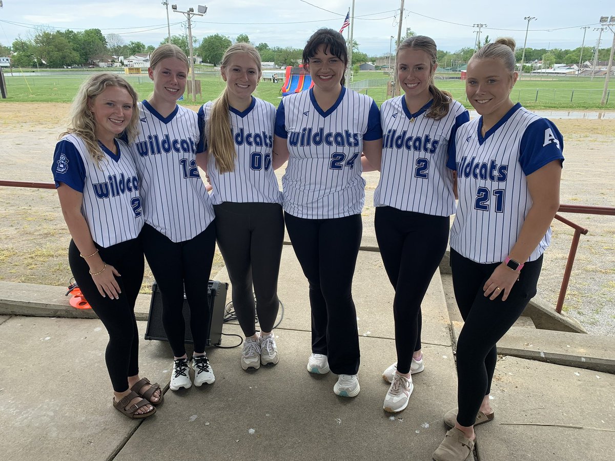24_ryater's tweet photo. Had a great time helping with the annual SIBSA parade kick off to our local summer league. So happy we were able to give back and help the next generation of athletes!!! #softball #getinthemlegs @KY_BombersL @cjwright1w @KansasCraig2026 https://t.co/c6H60lNg6R
