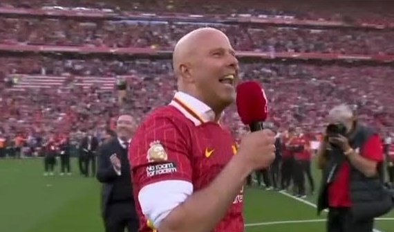 "HIDUP JURGEN KLOPP!! HIDUP JURGEN KLOPP!! HIDUP JURGEN KLOPP!!" lalu disambut riuh oleh kader sestadion.