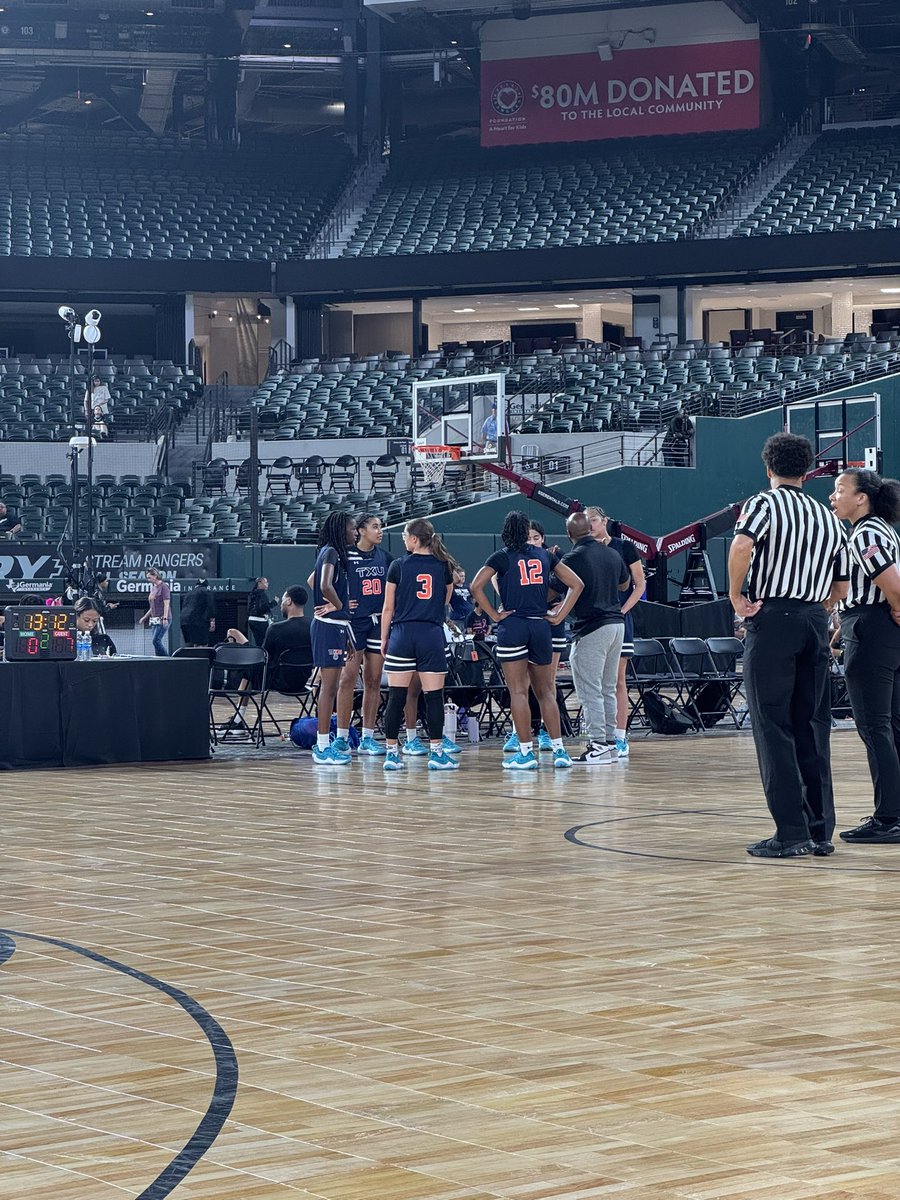 CoachMBaxter's tweet photo. This weekend my TXU 17U Swipa  team played in the Heart Of Texas-NCAA Certified  Event.  It was a great weekend of basketball. We played hard and competed. I was very pleased when we got battle tested in our last game. We finished out the weekend 4-0. @TXUBasketball https://t.co/tAT35QdEtN