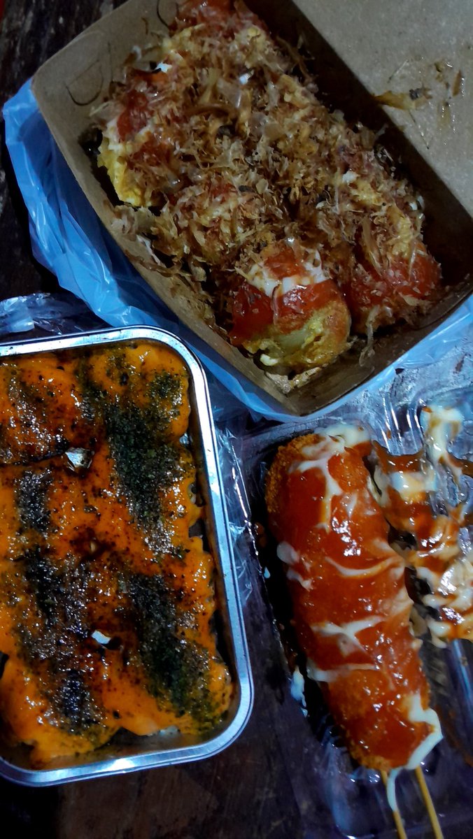 kemarin aku beli dimsum takoyaki sama corndog, terus dimsum nya ENAK BANGEEEETTT, kaya saus mentai nya pas banget di lidah, dimsum nya udang sama ayam nya kerasa ga cuma tepung doang, ngeliatnya ngiler lagii, mau lagiii